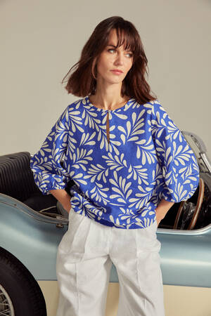 marksandspencer_JAEGER SS23_bluza s botanickym vzorem z cisteho lnu_modra_1699Kc_lookbook.jpg